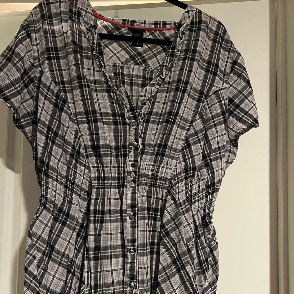 TORRID BLACK, GREY, AND WHITE PLAID SHORT SLEEVED BUTTON DOWN TOP SIZE 3